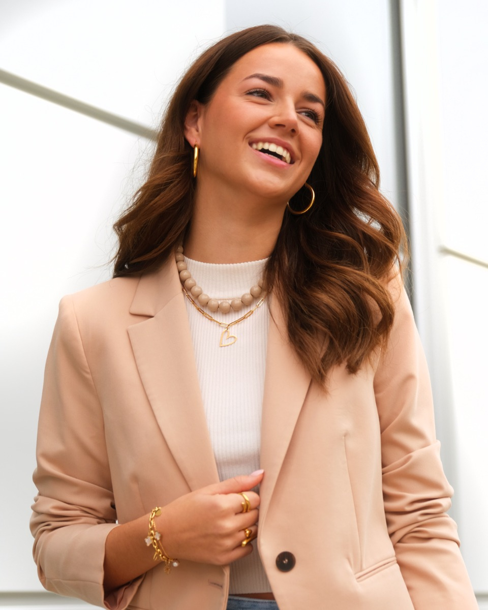 Model met beige kralen ketting