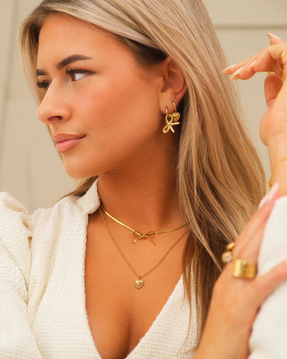gouden sieraden look met strikjes en hartjes