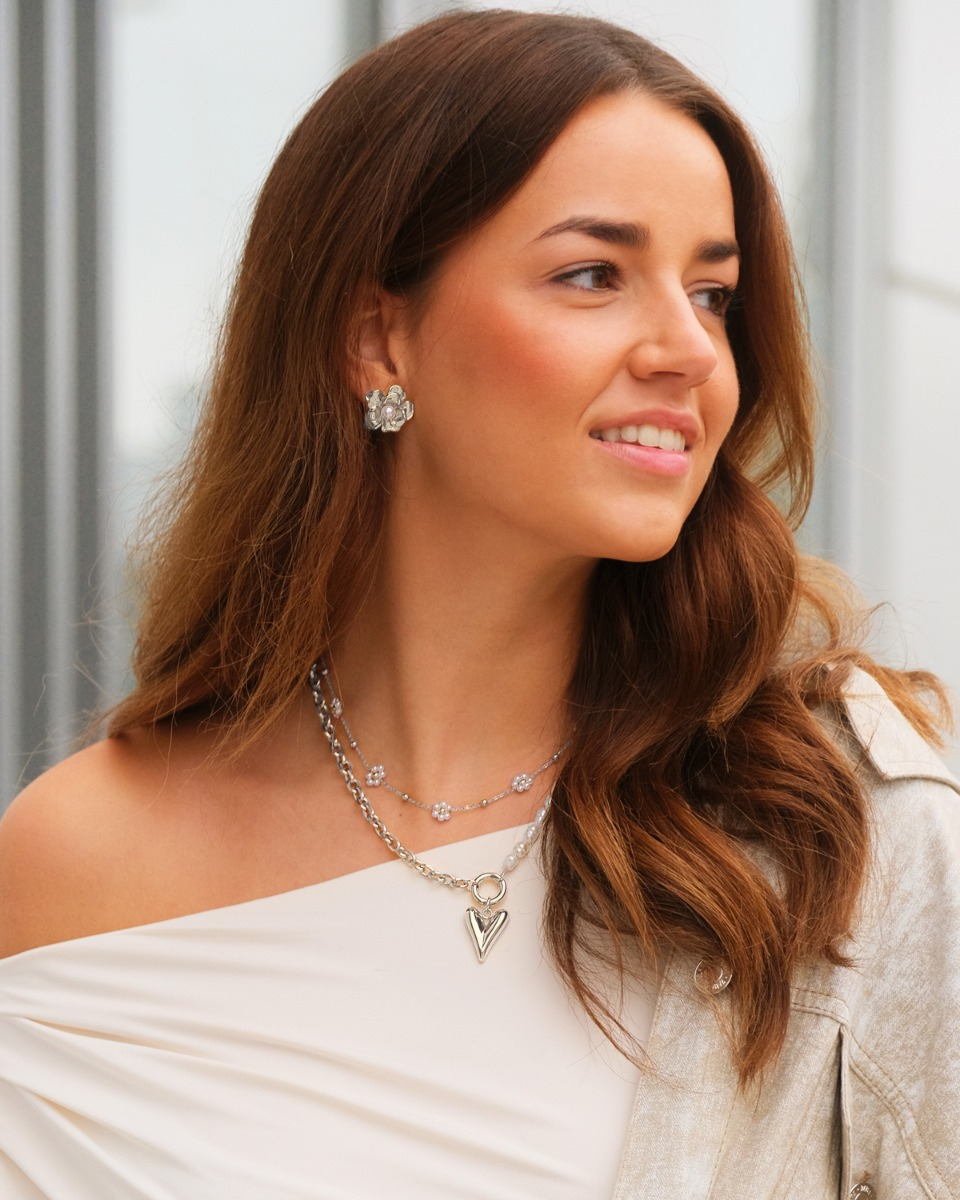 Model draagt parel sieraden zilver