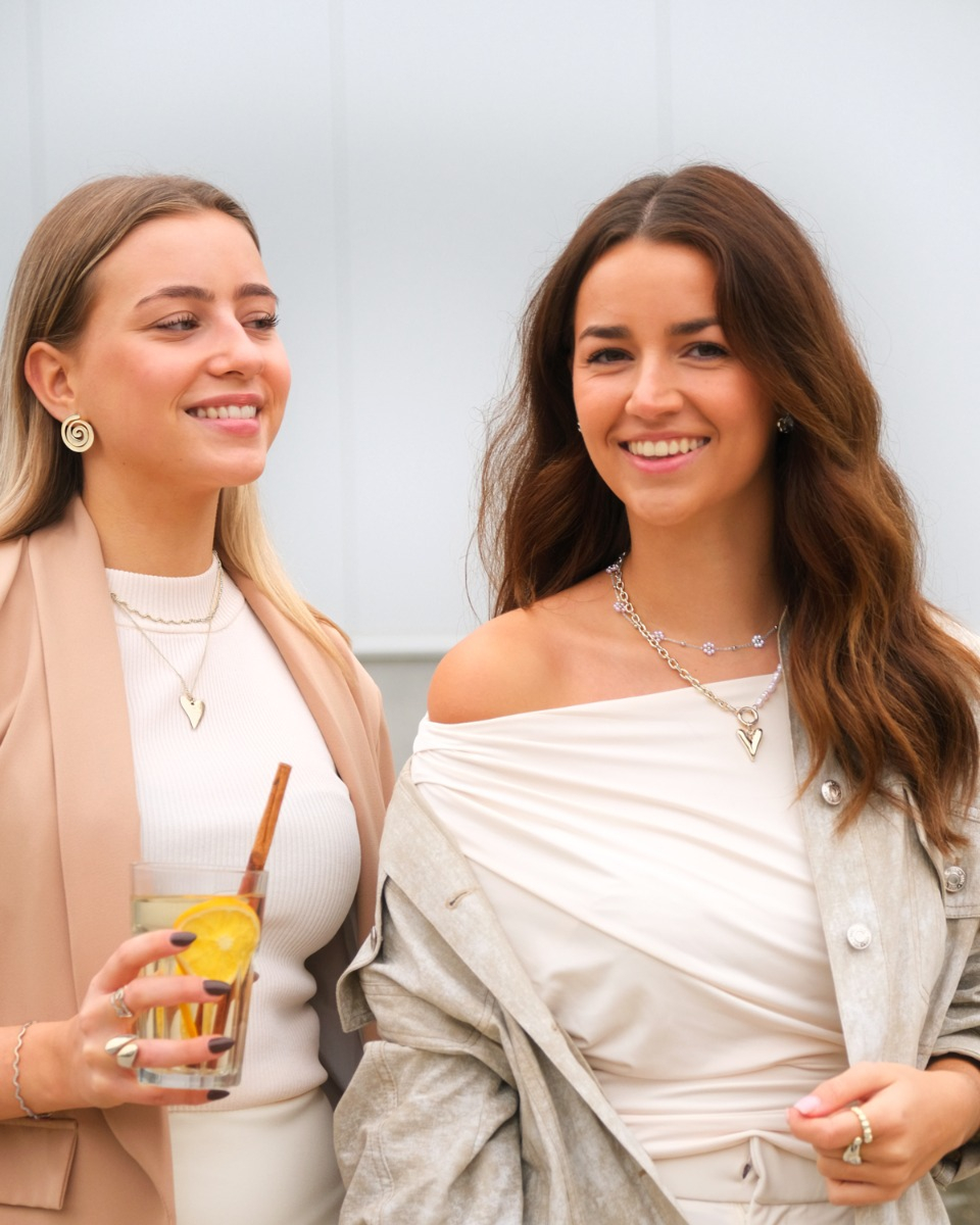 Modellen met zilveren sieraden