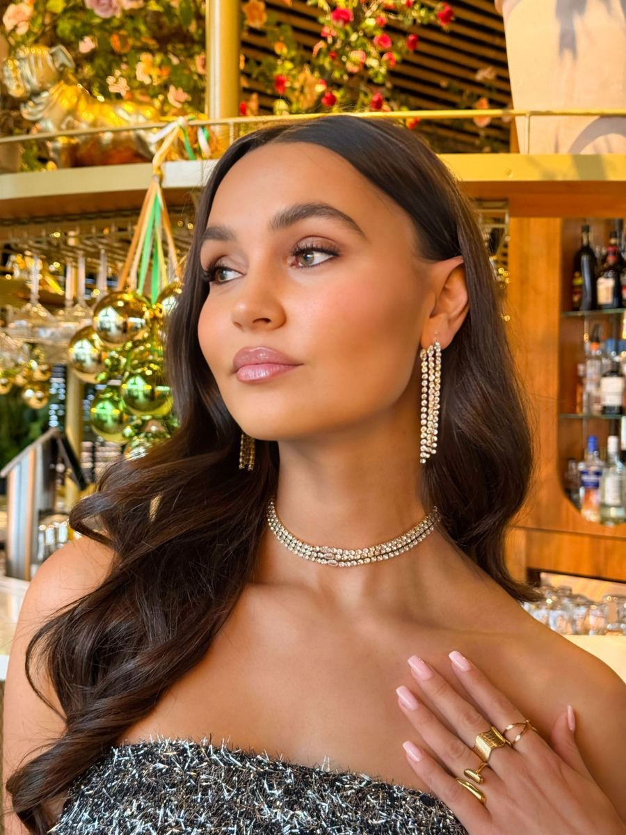 Model draagt gouden tennis sieraden