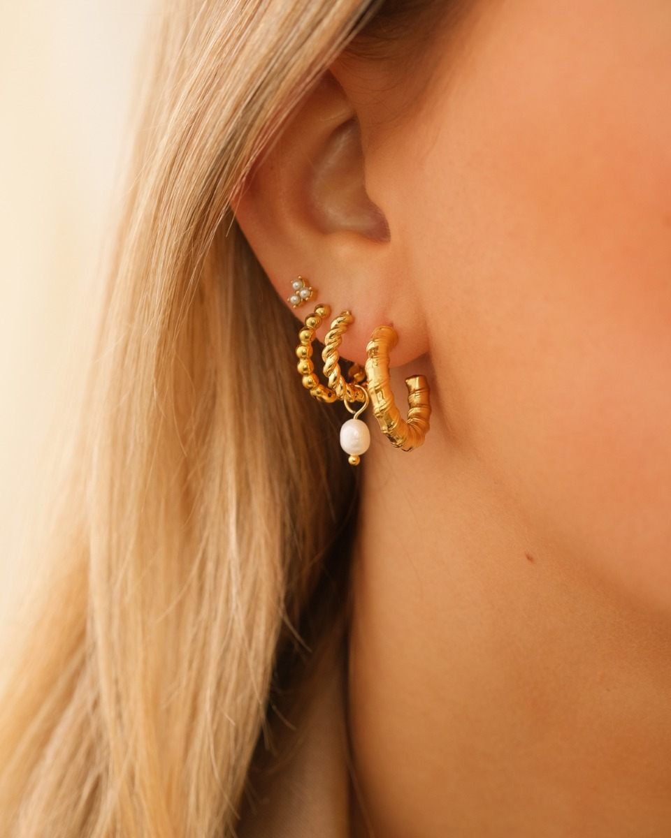 Gouden earparty met gedraaide oorbellen