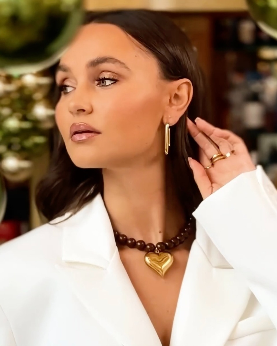 Gouden sieraden bij model