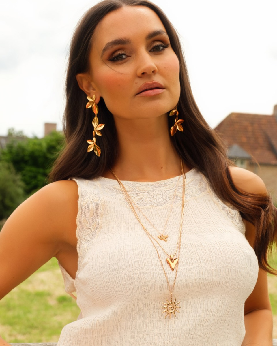 Gouden sieraden look met model
