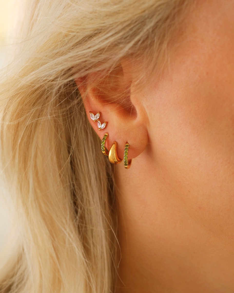 Gouden earparty met groene steentjes
