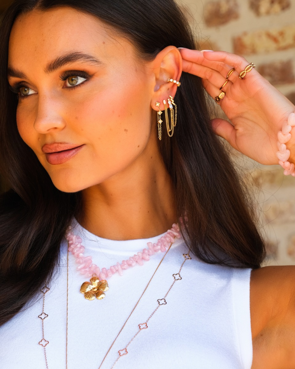 Gouden sieraden look