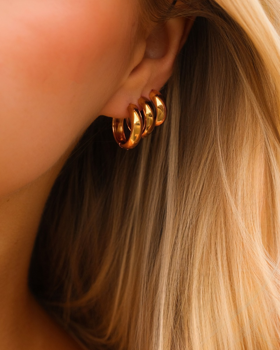 Set van gouden oorringetjes