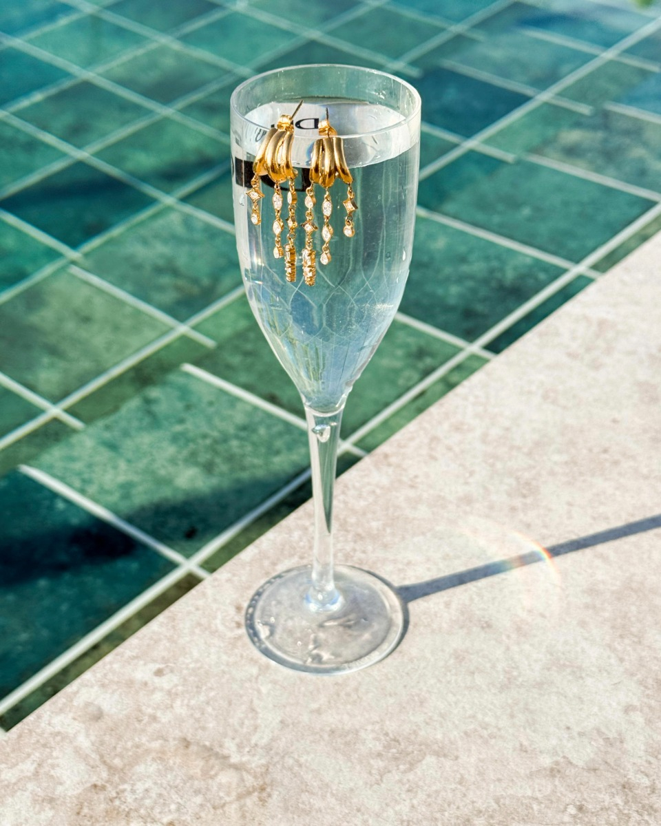 Glas met Triple oorringetjes met steentjes goudkleurig