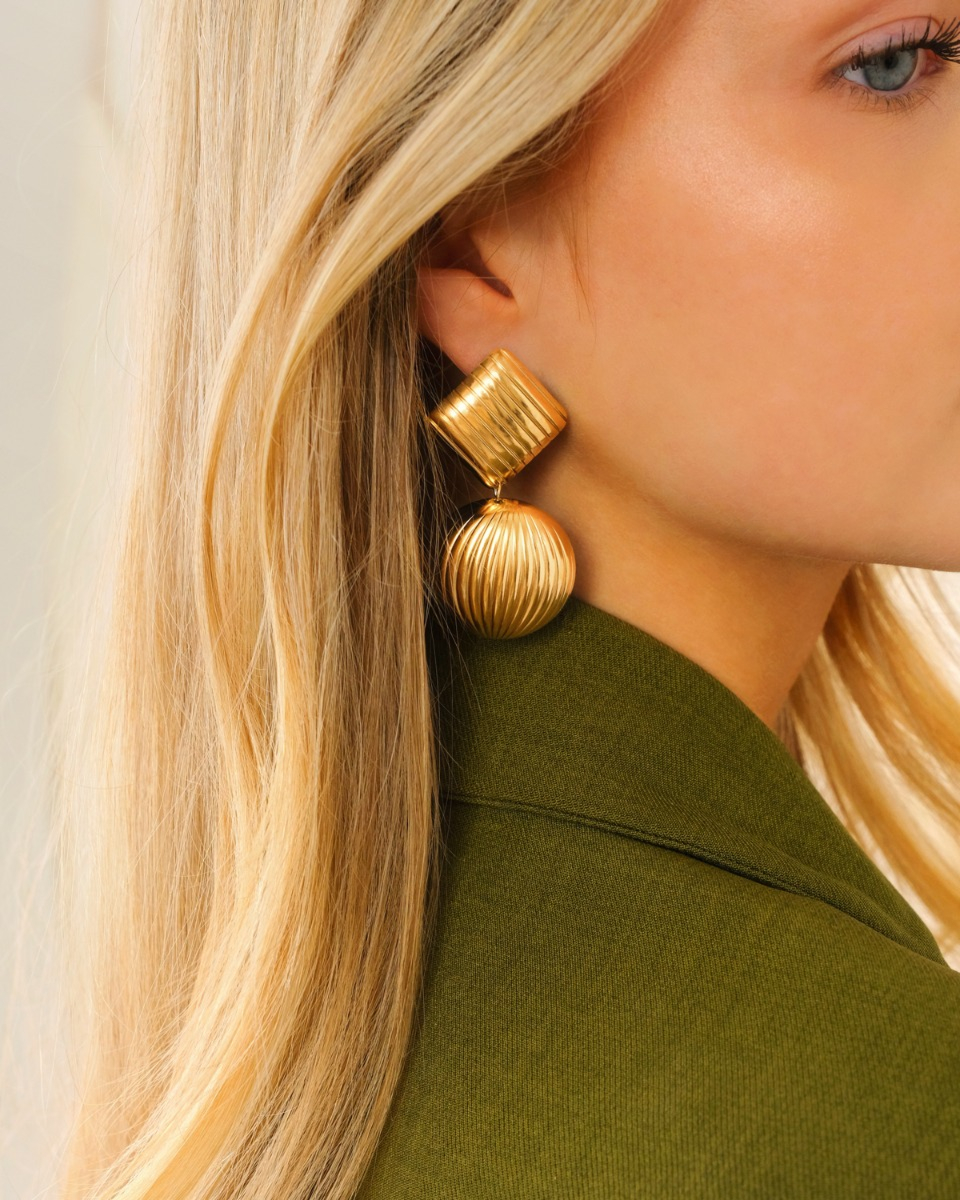 Model met gouden dubbele oorbellen