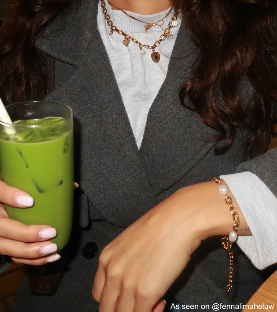 Influencer draagt gouden sieraden
