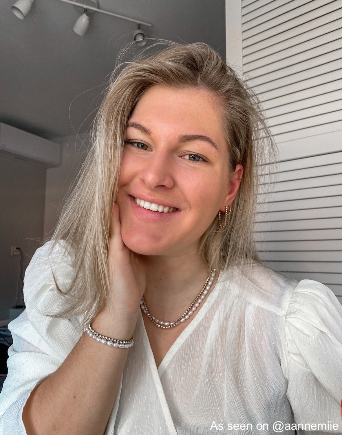 Influencer draagt gouden ketting oorbellen met steentjes