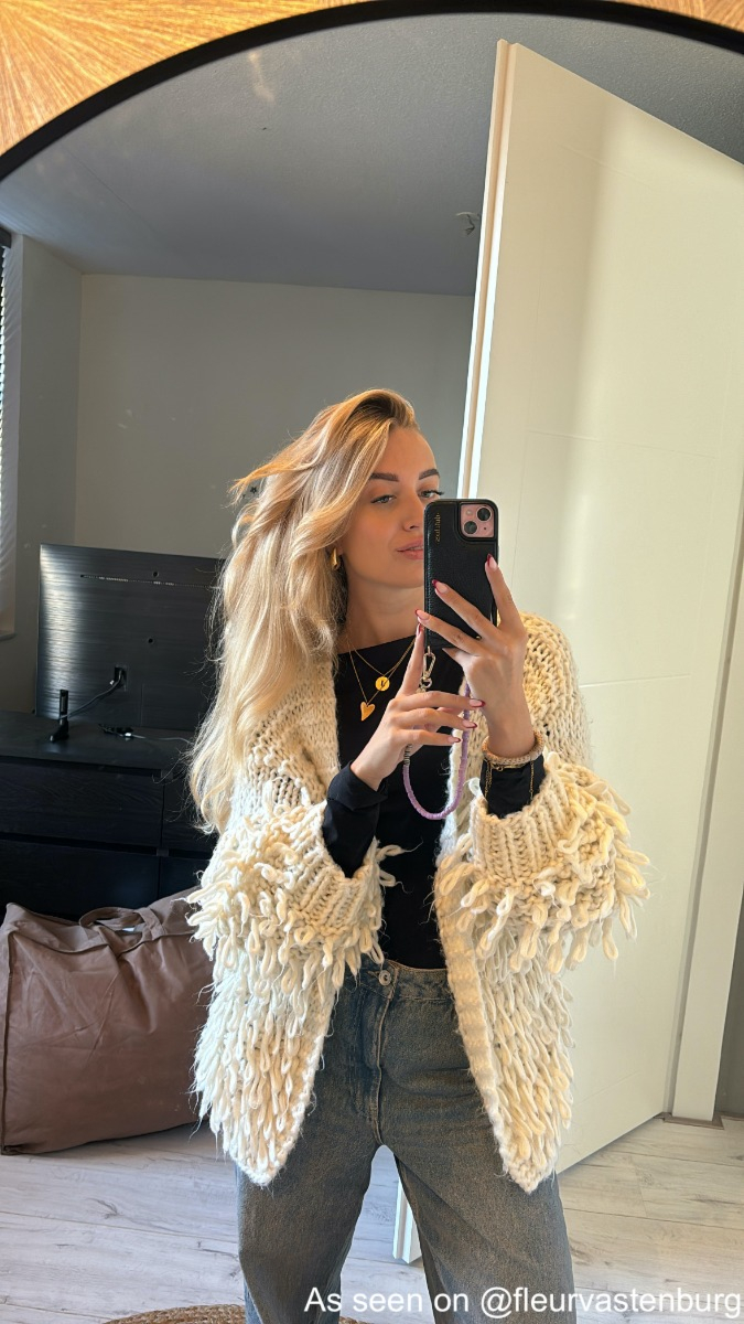 influencer draagt gouden heart ketting
