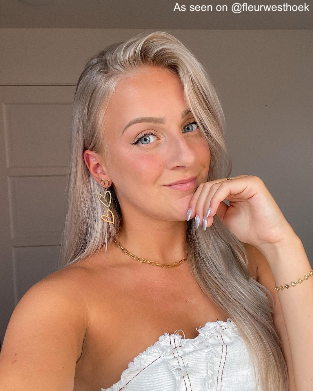 Influencer draagt gouden finaste sieraden