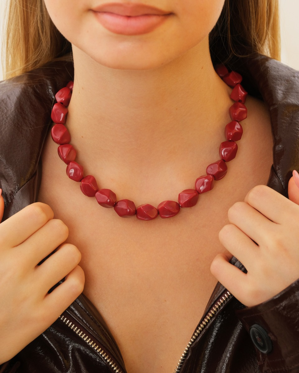 Rode kralen ketting bij model