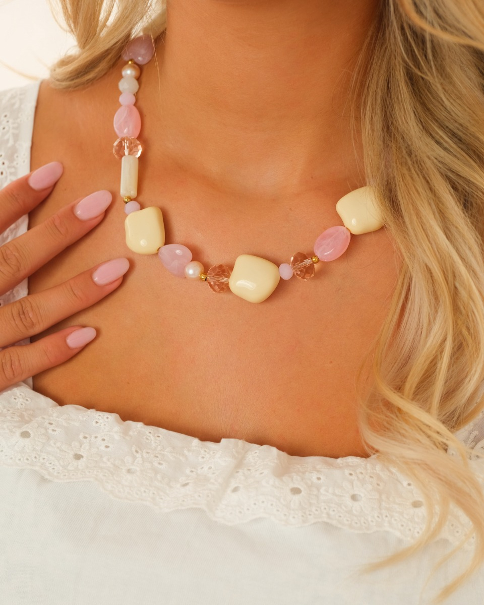 Roze kralen ketting bij model