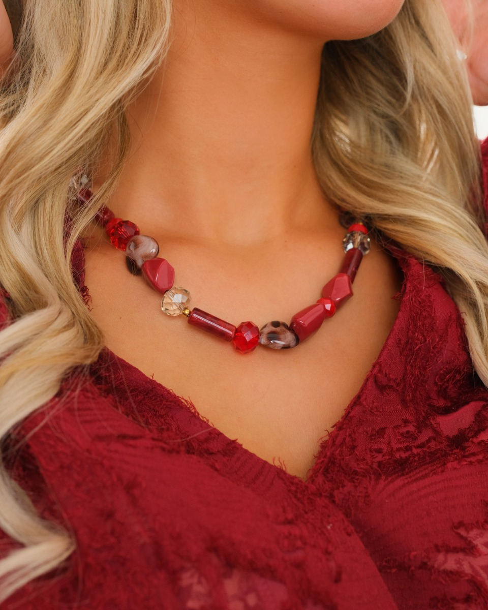 Rode kralen ketting bij model