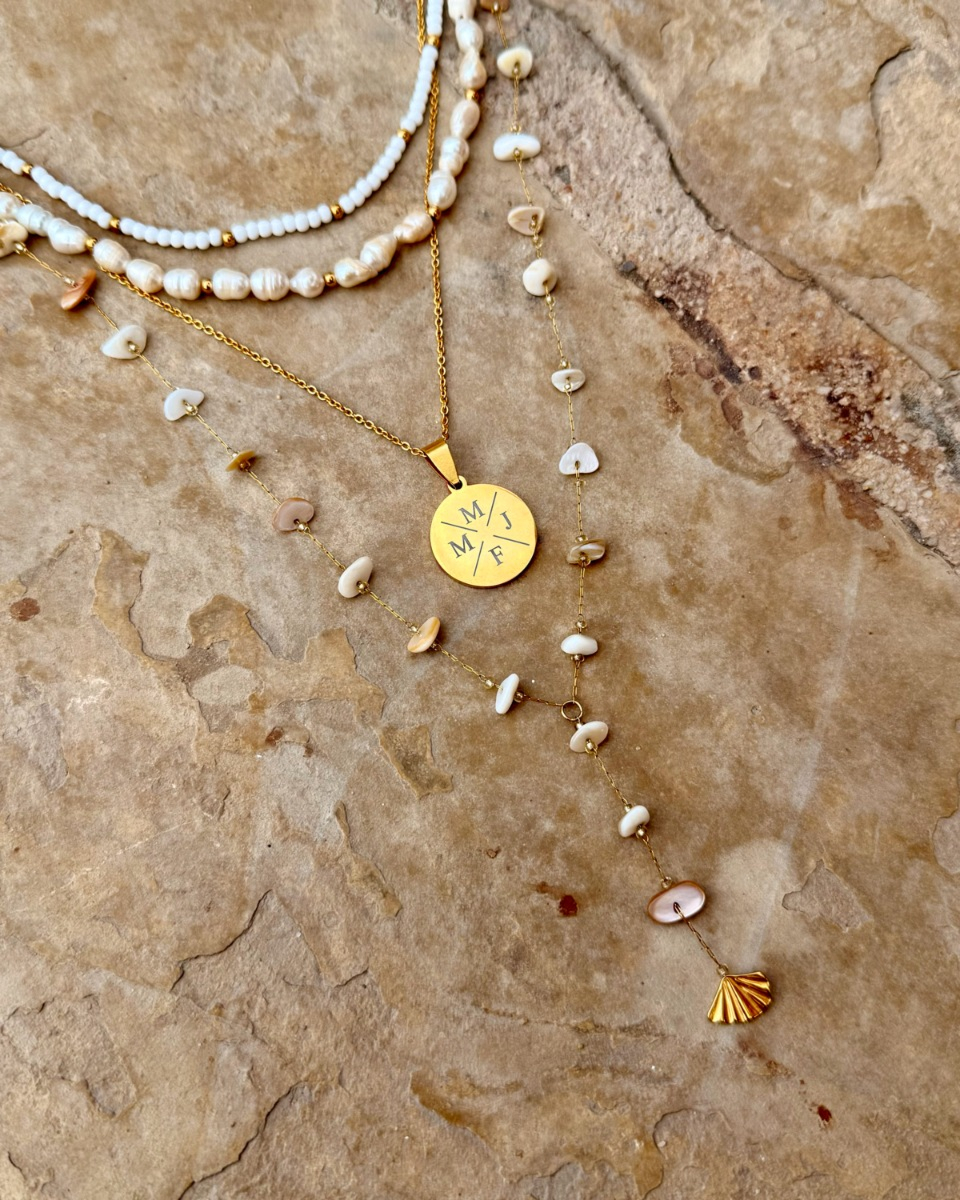 Gouden necklaceparty met steentjes