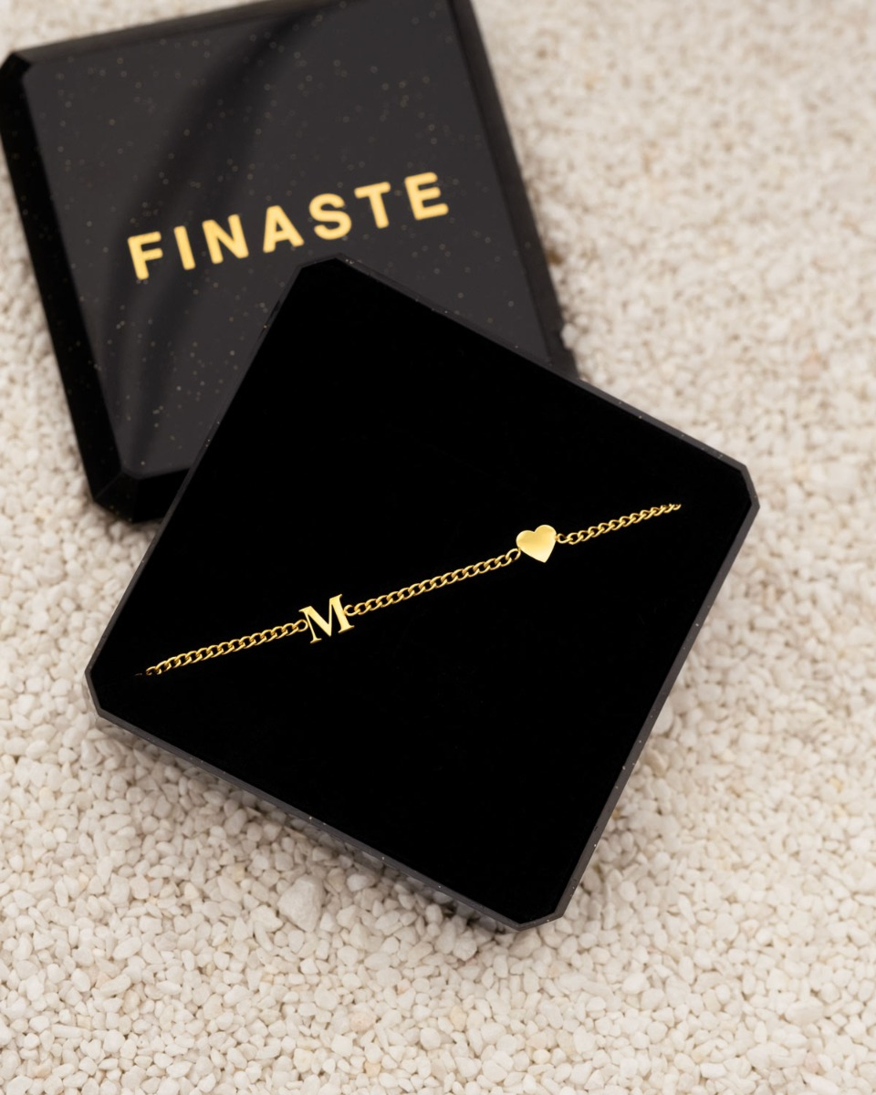 Mini initial ketting met hartje goudkleurig
