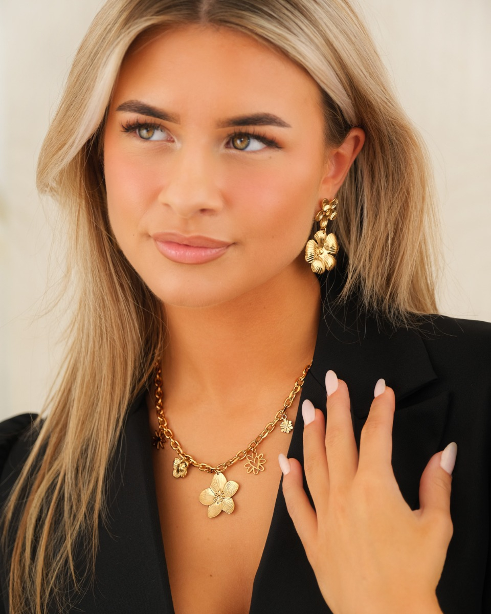 gouden bloemetjes ketting met oorbellen gecombineerd
