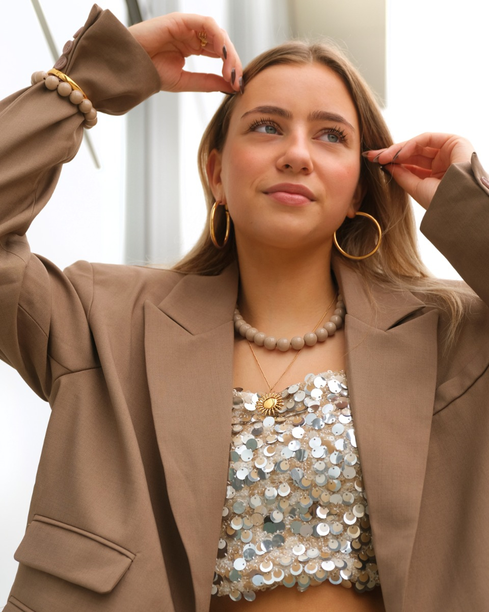 Model met beige kralen ketting