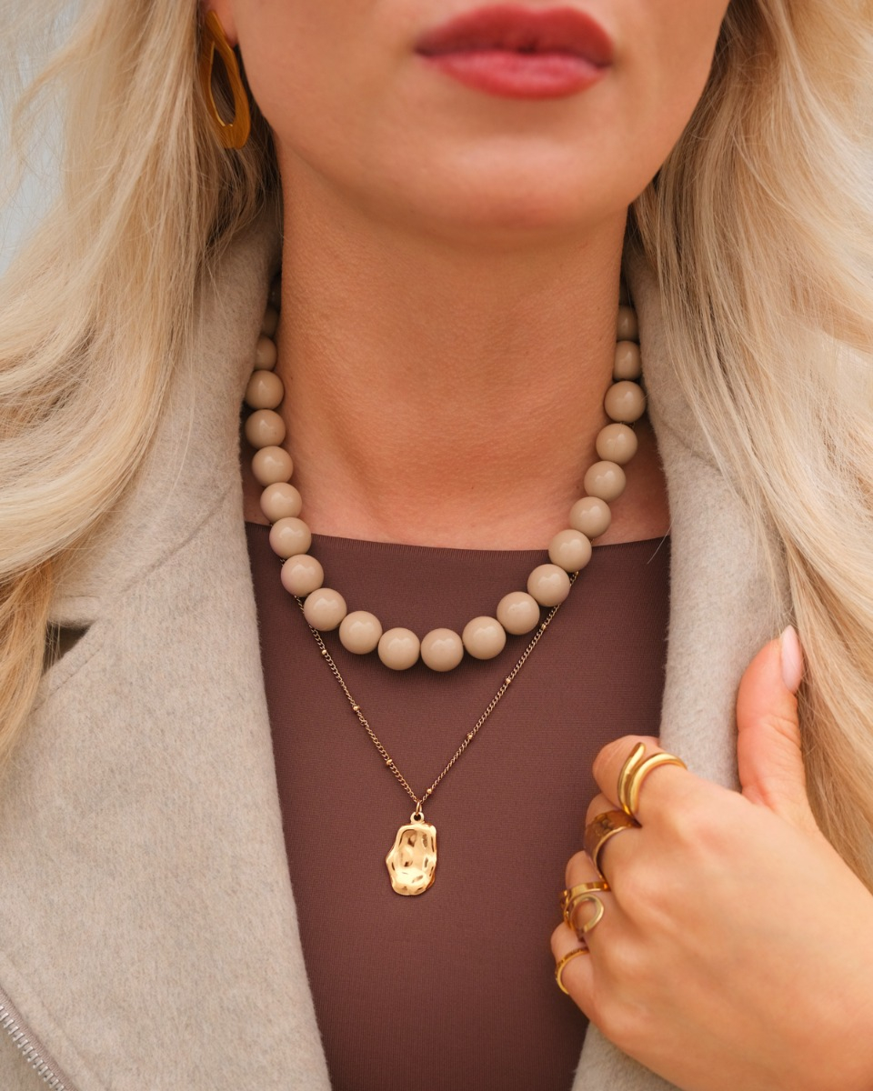 Kralen ketting beige en ketting met hanger goud