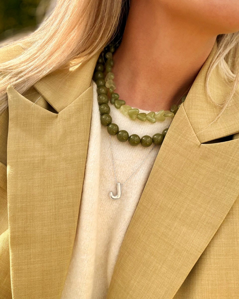 Necklaceparty met zilveren letter en groene kralen