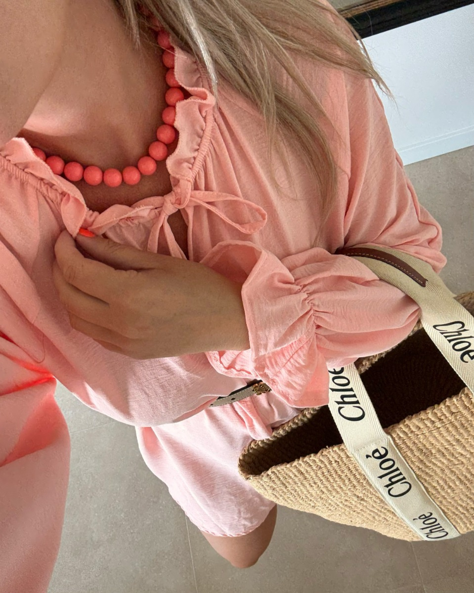 Roze kralen ketting met roze outfit