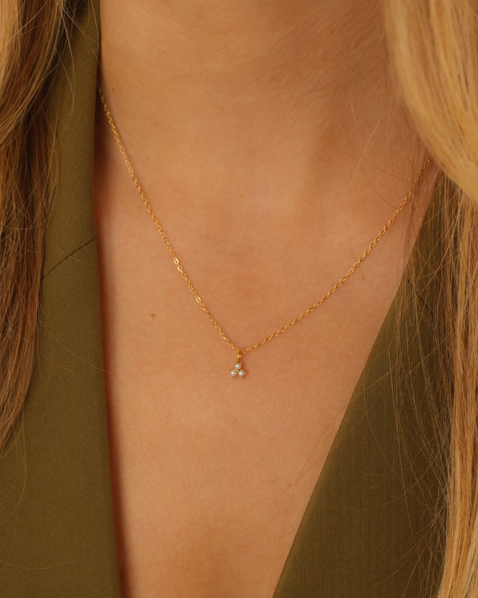 Model met gouden ketting met parel hangertje