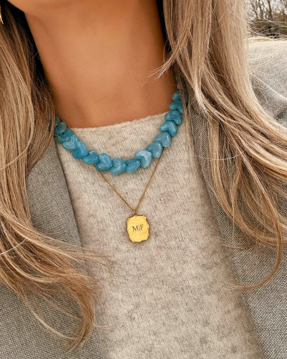 Necklaceparty met blauwe kralen en initialen