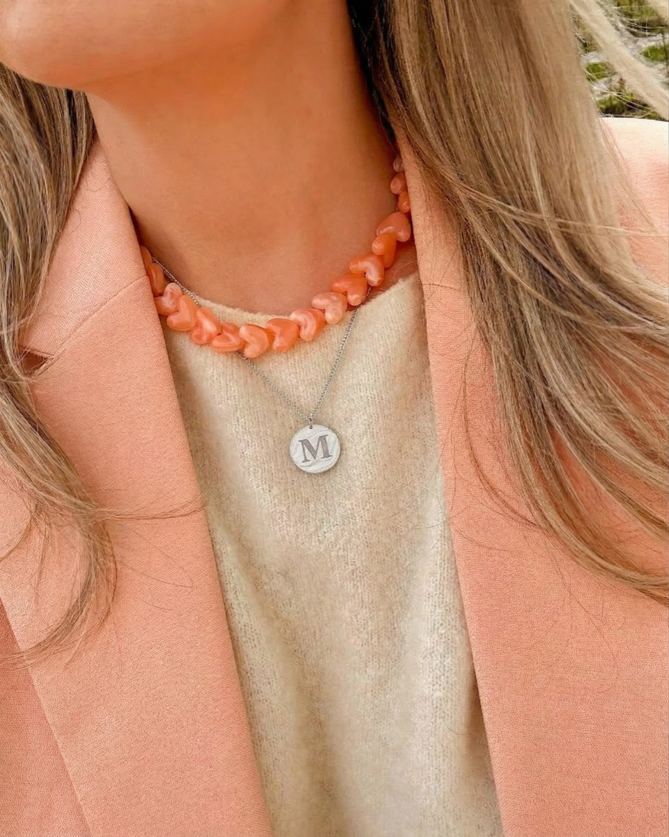 Zilveren necklaceparty met oranje hartjes en initial ketting