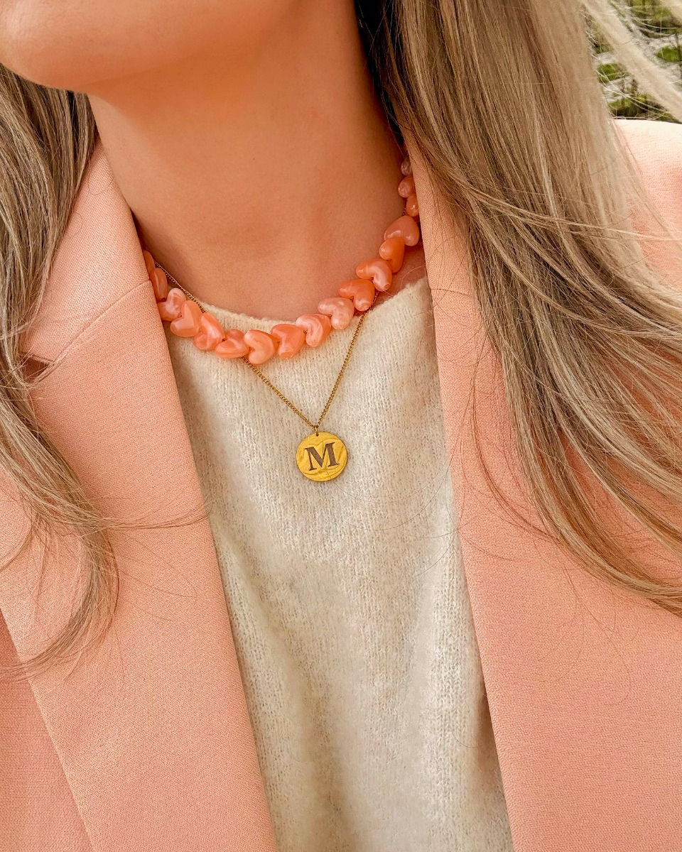 Necklaceparty met oranje kralen en initiaal