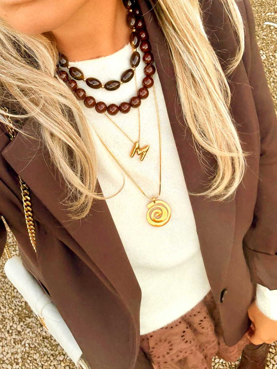 Necklaceparty met bruine kralen en initial