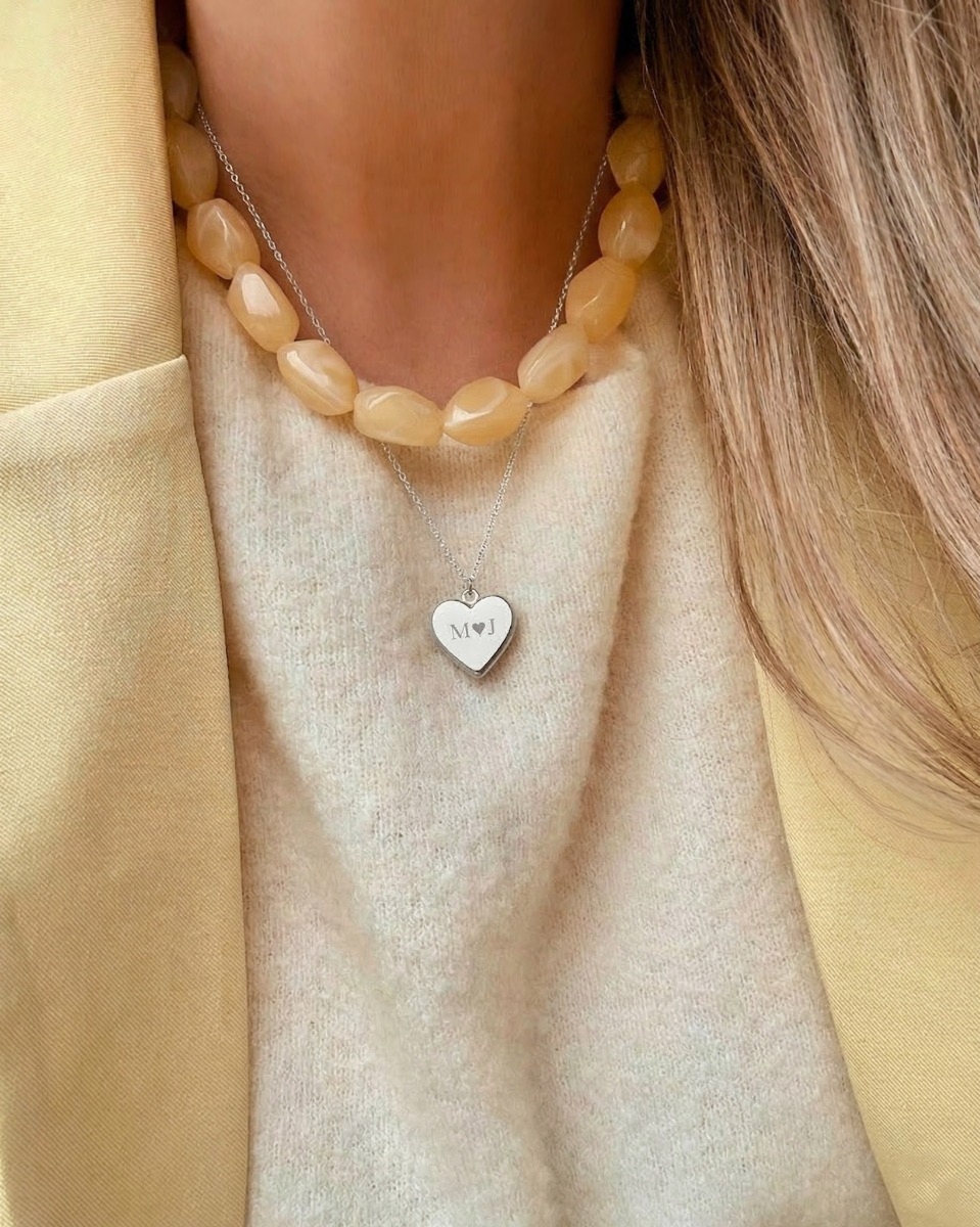 Necklaceparty met beige kralen en hartjes ketting