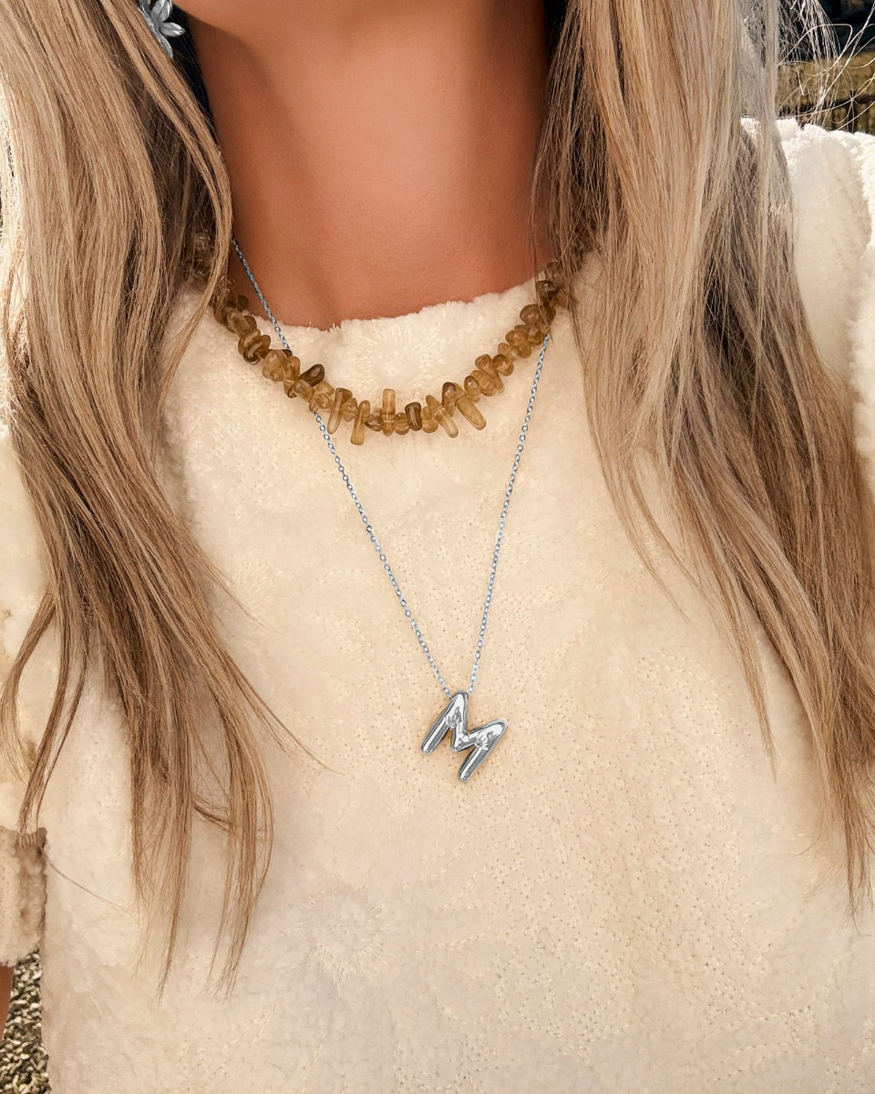 Zilveren necklaceparty met bruine kralen en initial