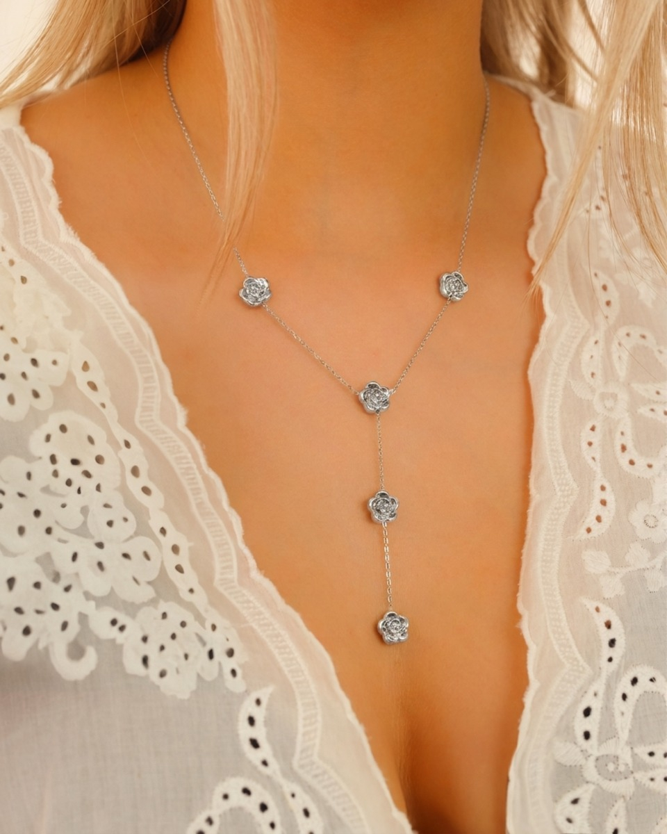 Zilveren ketting met roosjes