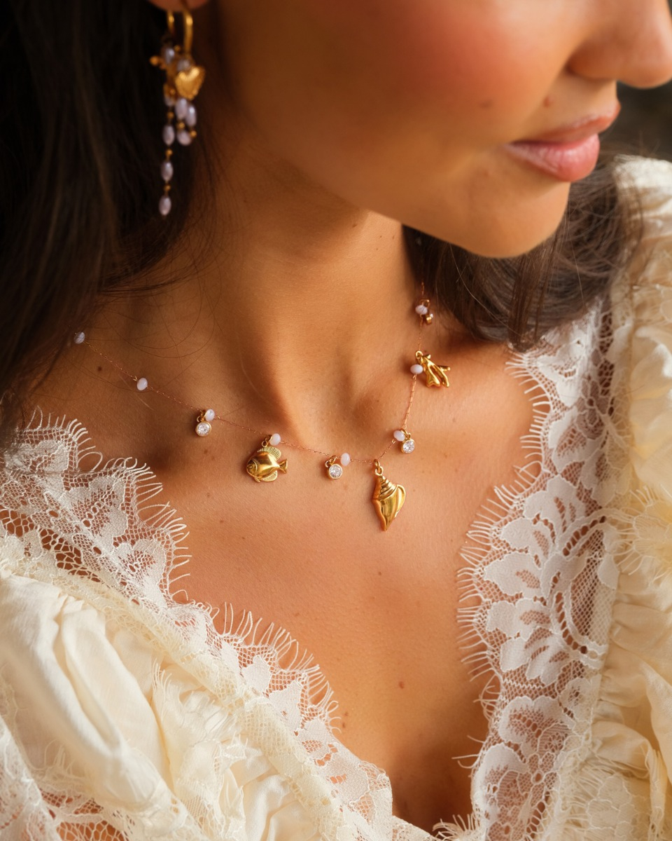 Bedelketting met witte steentjes en zee bedels