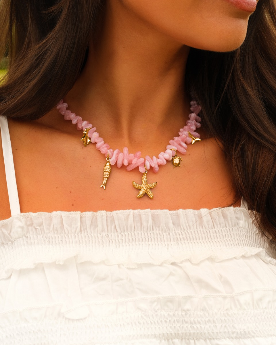 Roze kralen ketting met gouden bedels