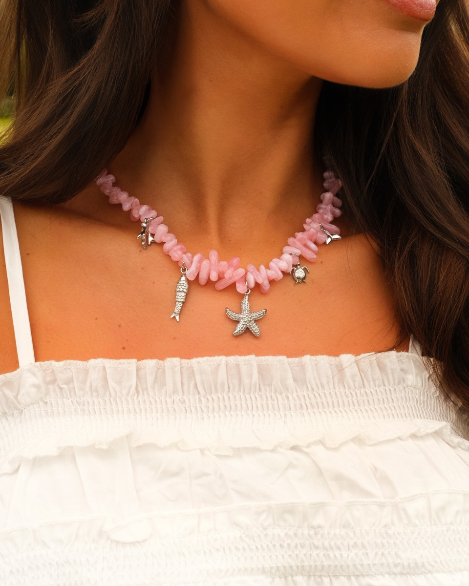 Roze kralen ketting met zilveren bedels