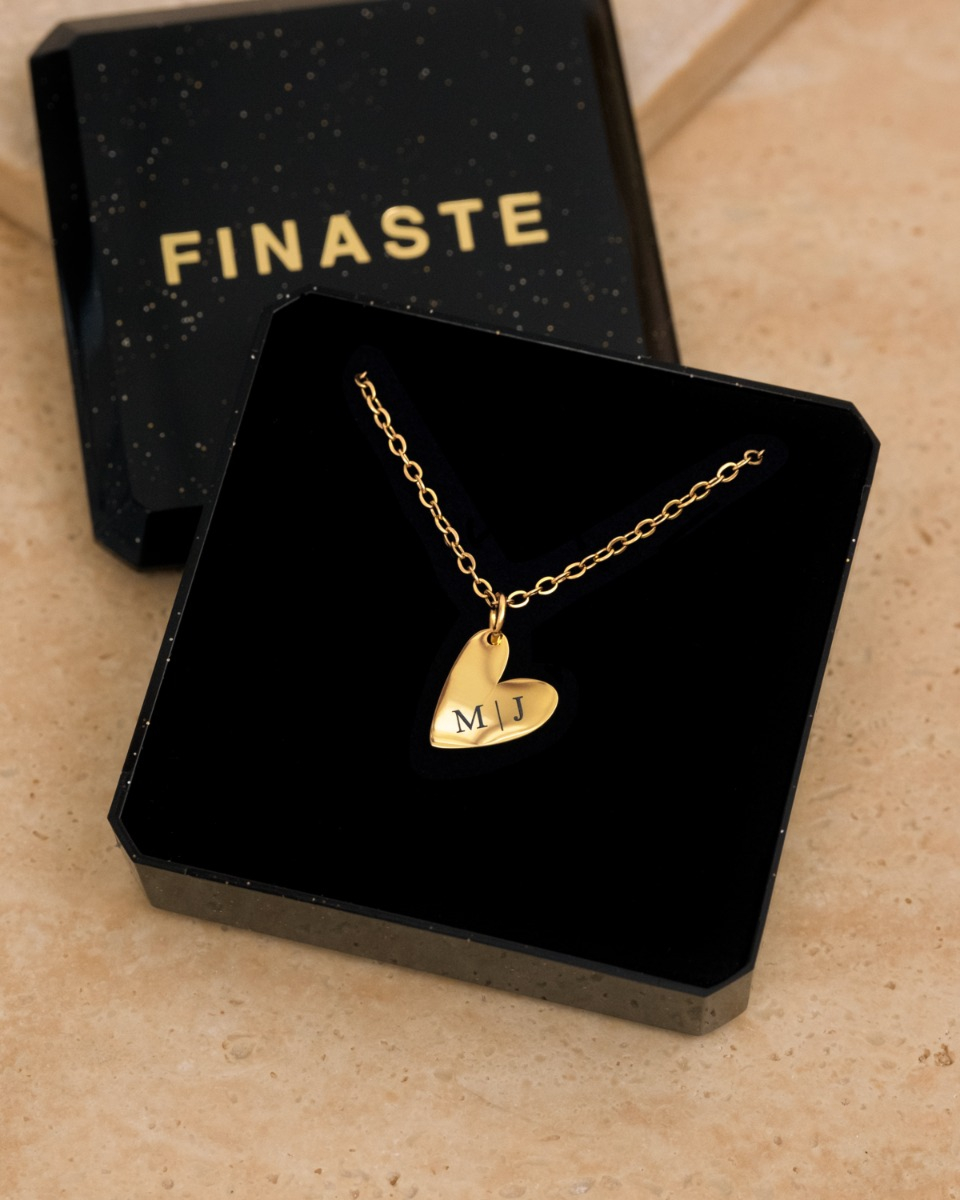 Gouden hartjes ketting in sieradendoosje