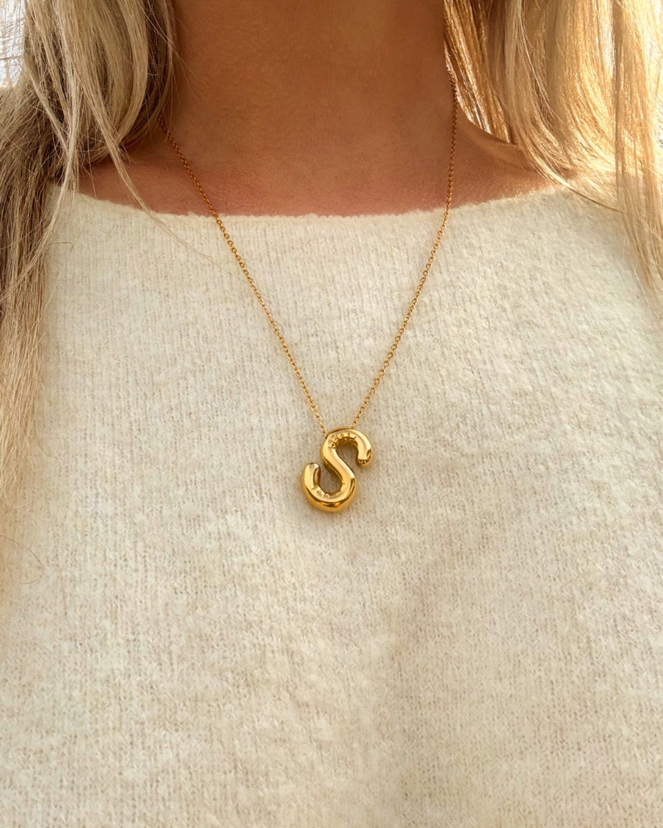 Letter ketting in het goud