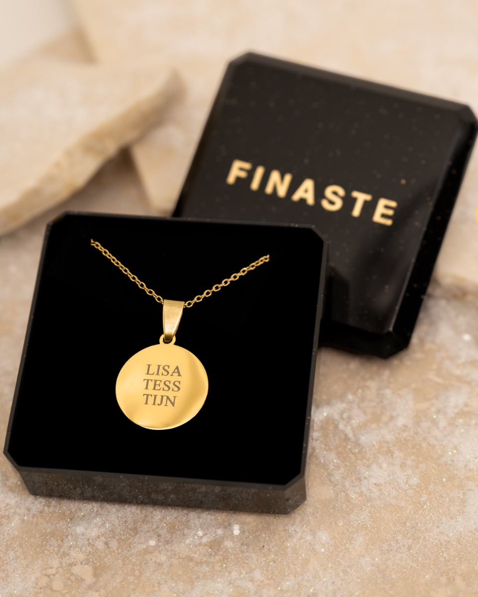 Familie naamketting goud kleurig