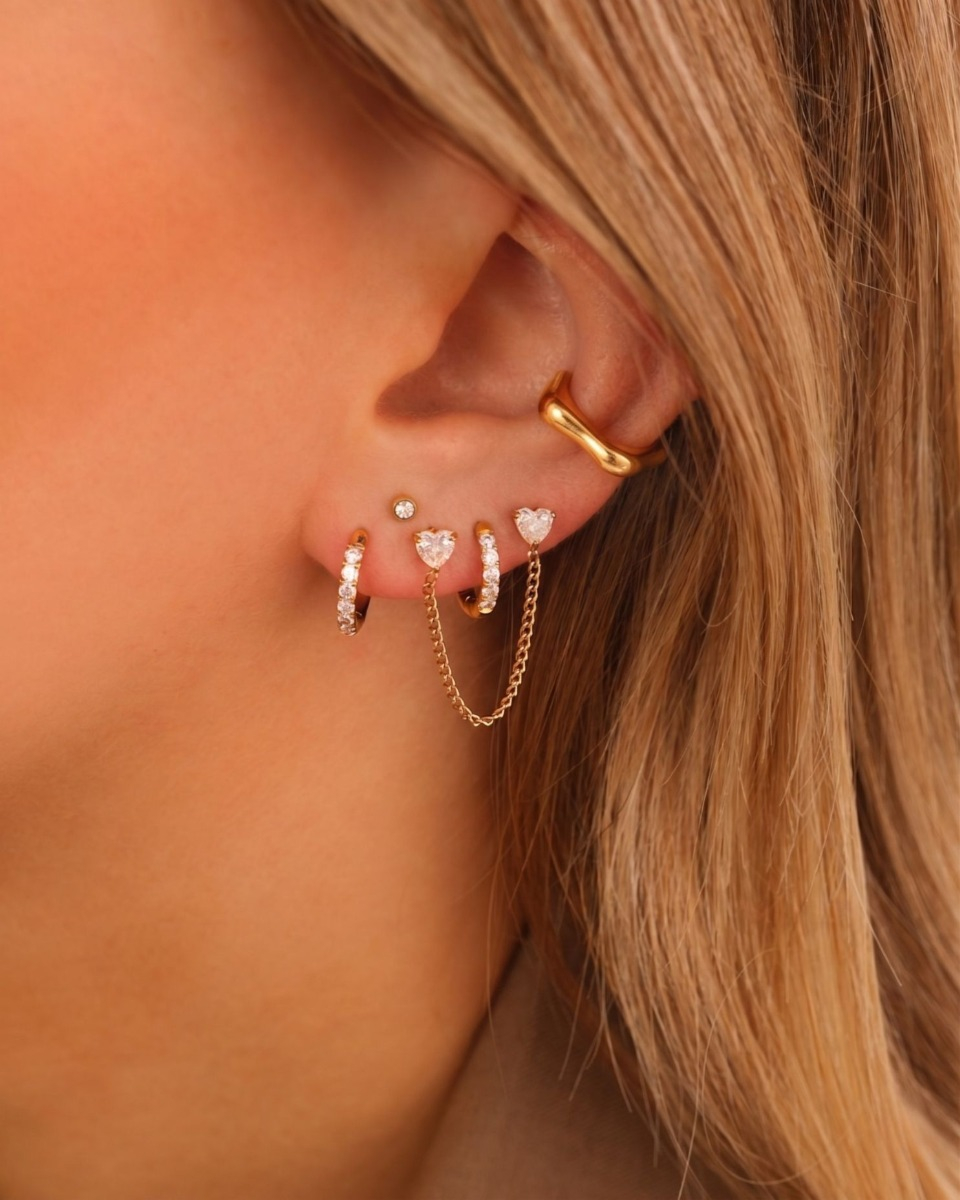 Ear cuff goud in oor