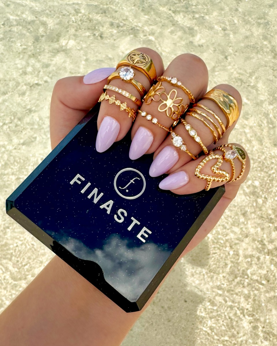 gouden ringen mix bij de zee