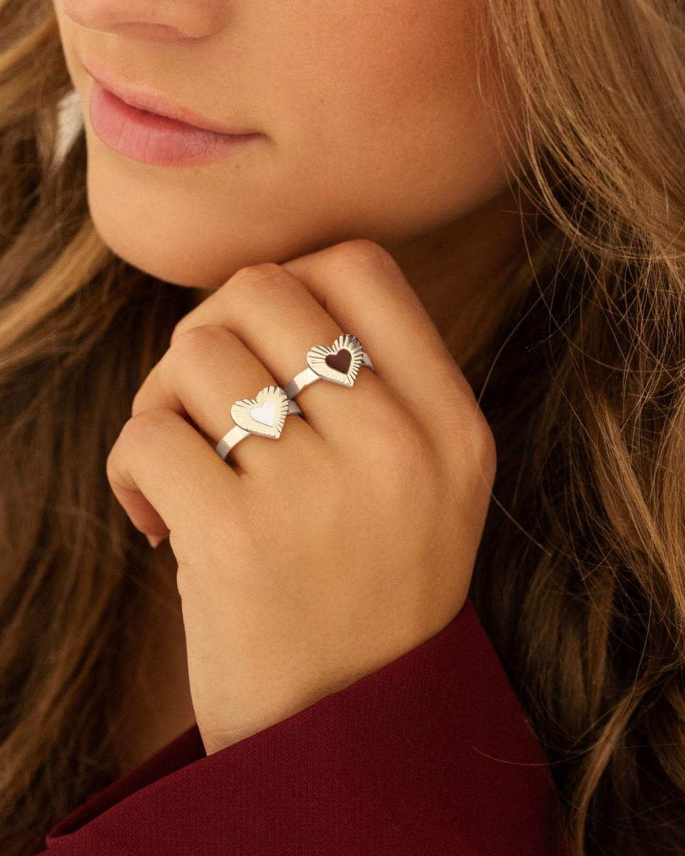 Model draagt zilveren hartjes ringen