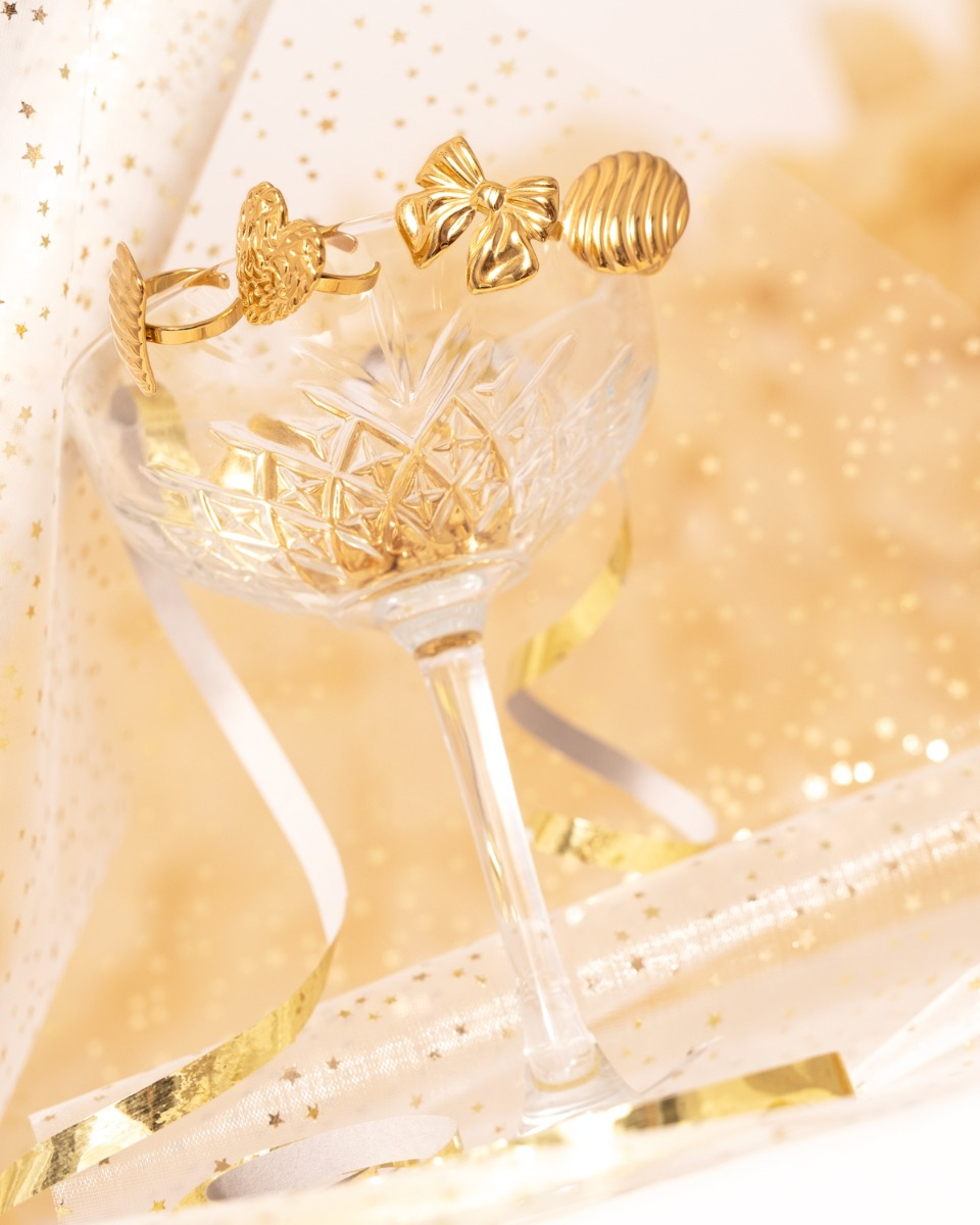Gouden ringen mix om glas