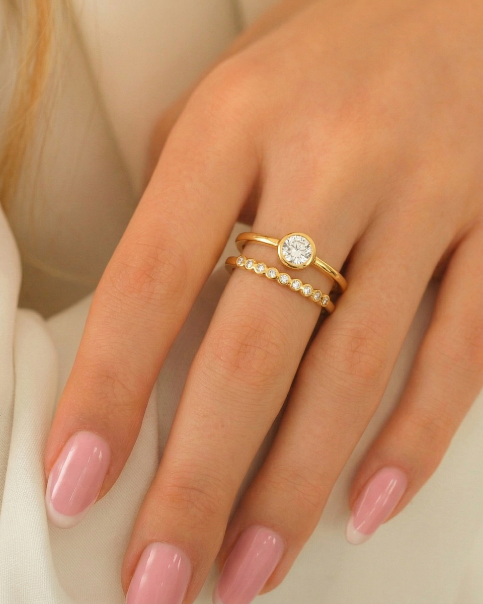 Gouden ring dubbel om vinger