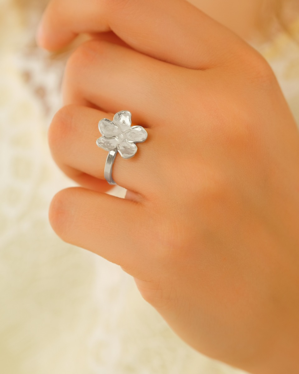 Zilveren ring met bloem