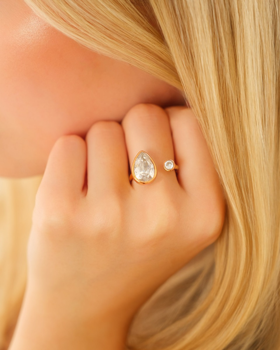 Ring met druppel steen in het goud