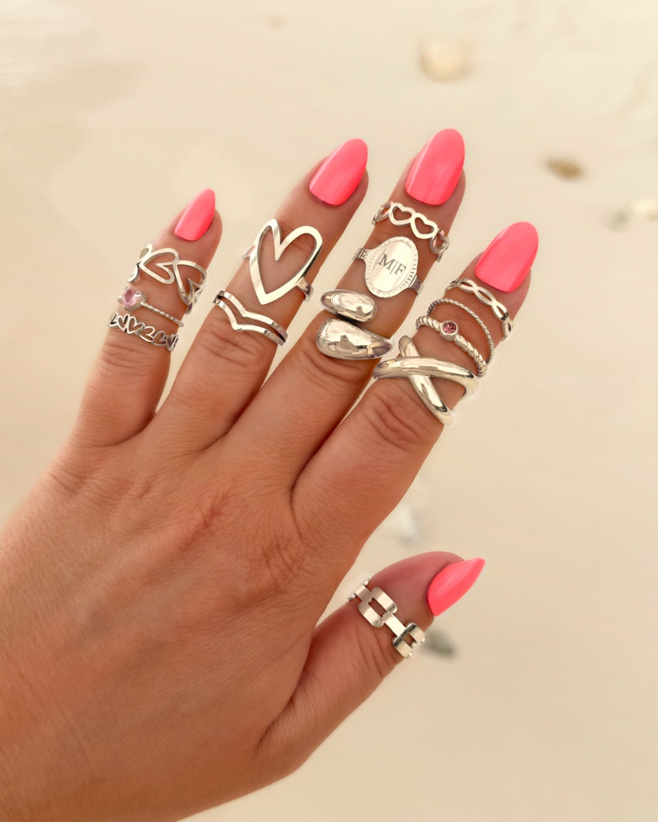 zilveren ringen op het strand