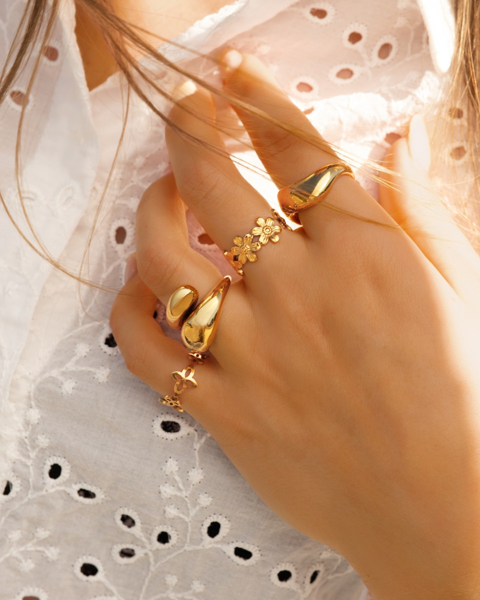 Gouden ringparty met bloemen